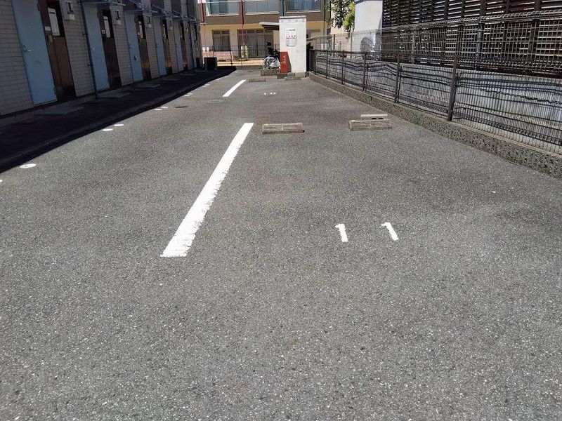 レオパレスあかし大久保弐番館 駐車場