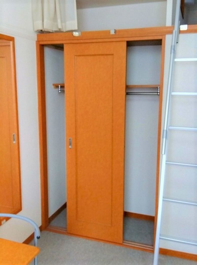レオパレスオークアベニュー 収納