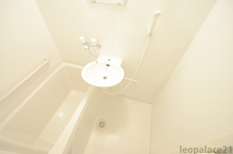 LEONEXT Forest Court Washroom