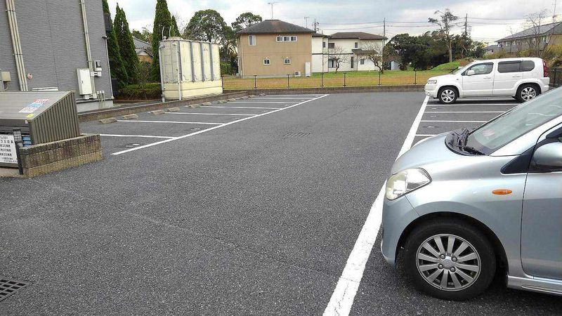 レオパレスフォーサイト 駐車場