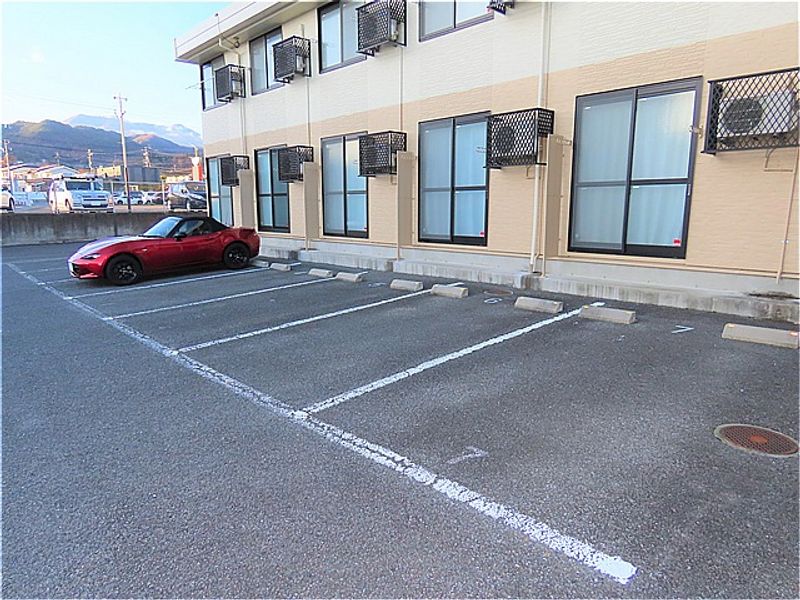 レオパレスハピネス徳間 駐車場