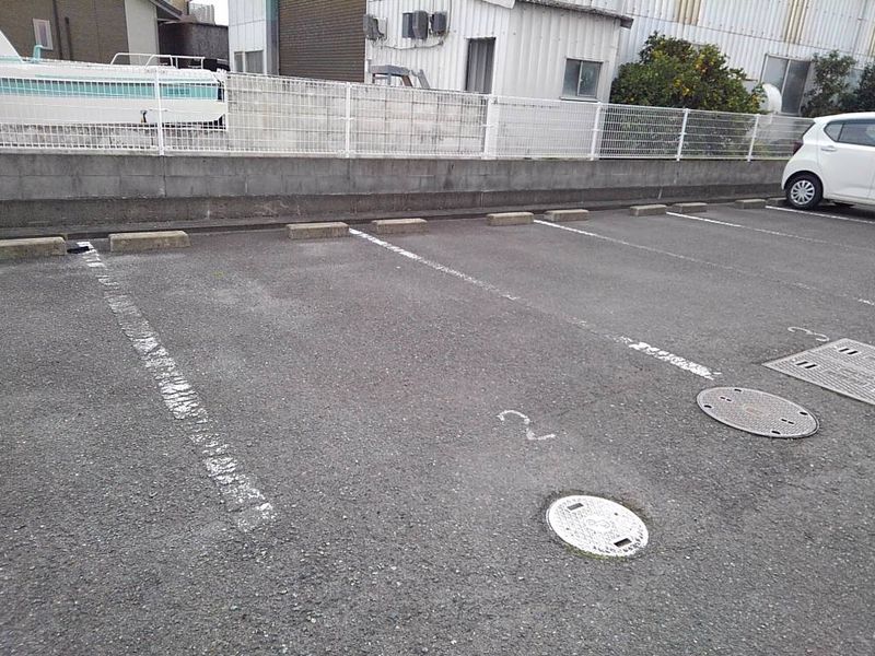 レオパレスウェストヴィラージュ 駐車場