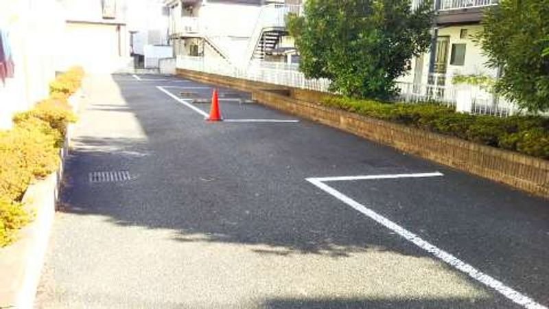 レオパレスエムロード 駐車場