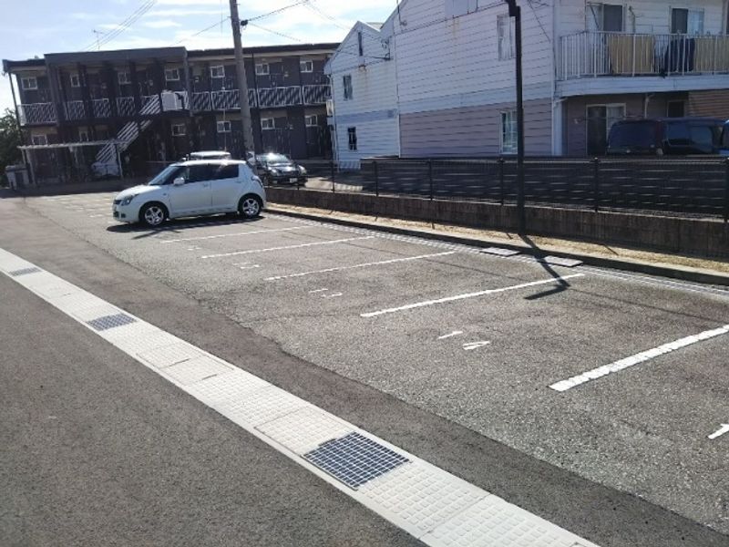 レオパレス中友５ 駐車場