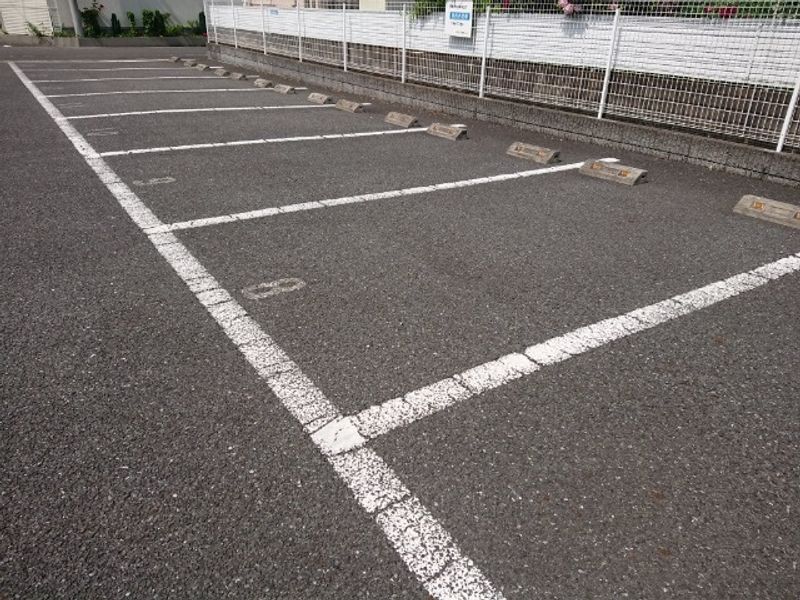 レオパレスフラックス 駐車場