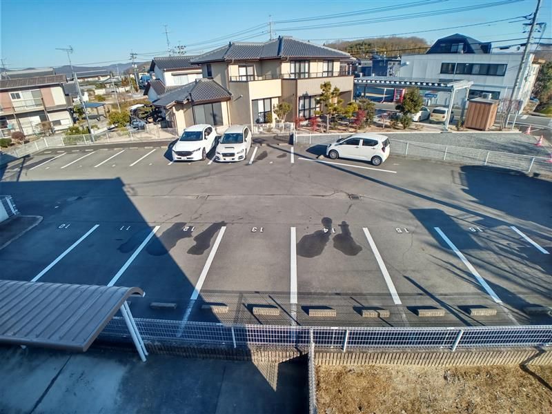 レオパレスハーベスト 駐車場
