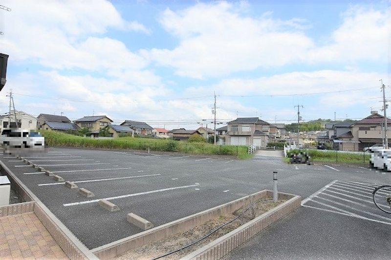 レオパレスめい 駐車場