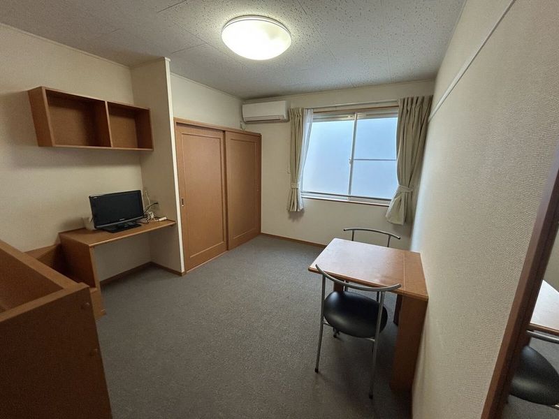 レオパレスｐｉｎｅ　ｃｒｅｓｔ 居間