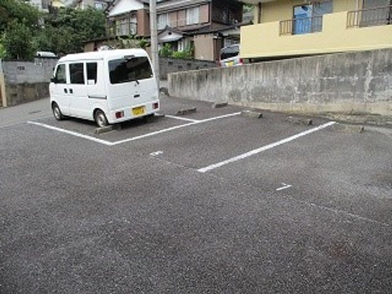 レオパレス岩崎マンション 駐車場