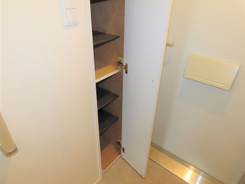 レオパレスエム 玄関