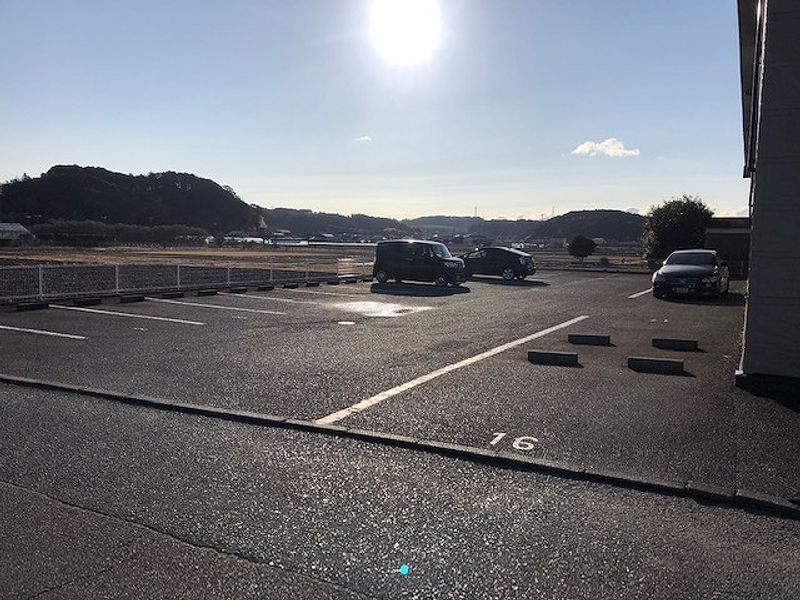 レオパレス東 駐車場