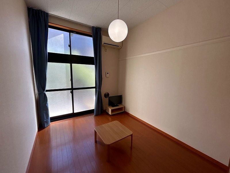 レオパレスフォレスト 居間