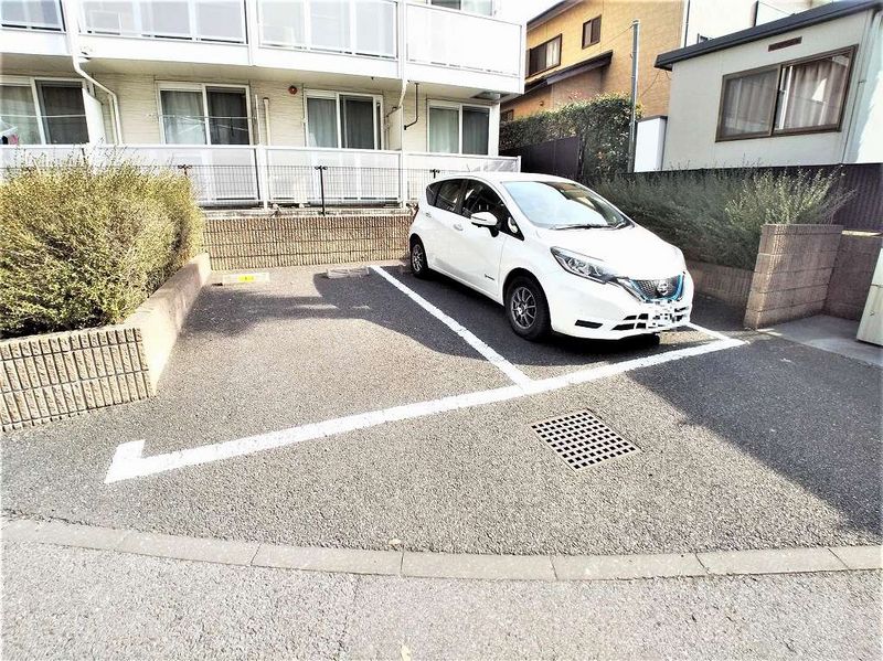 レオパレスアストライア 駐車場