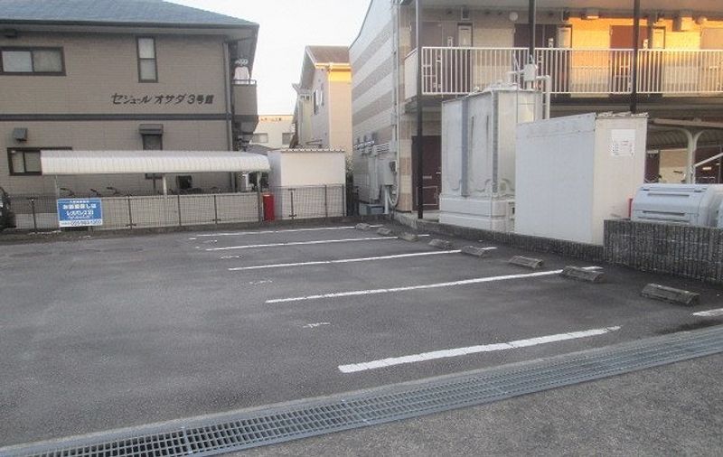 レオパレスサニーコート中山 駐車場