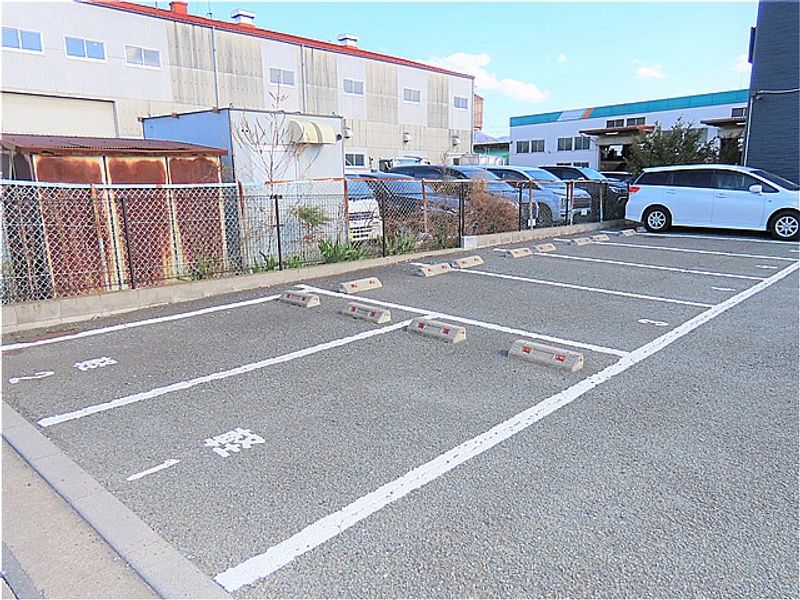 レオパレスリュミエール 駐車場