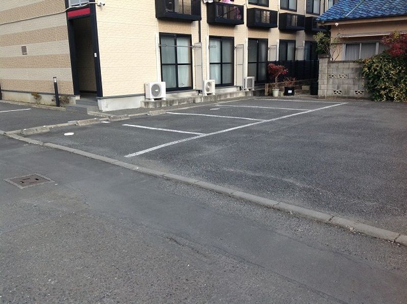 レオパレス家富町 駐車場