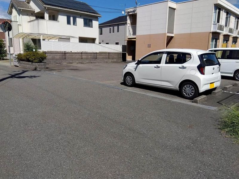 レオパレスサンライズ松陽 駐車場