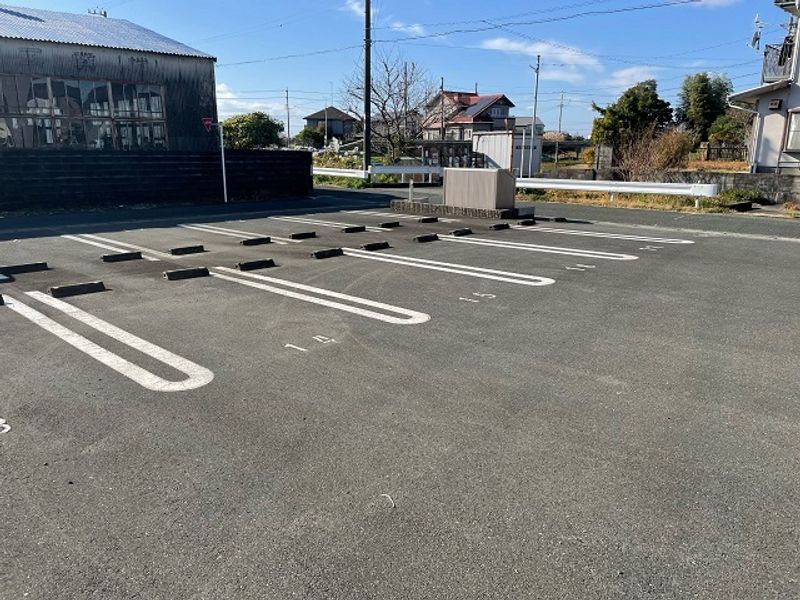 レオパレストルネード豊岡 駐車場