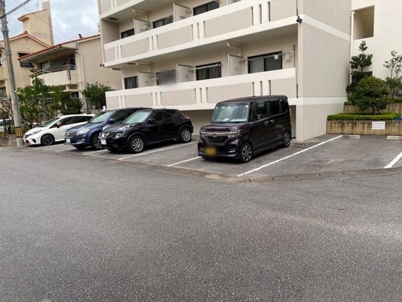 レオパレス里の奨 駐車場