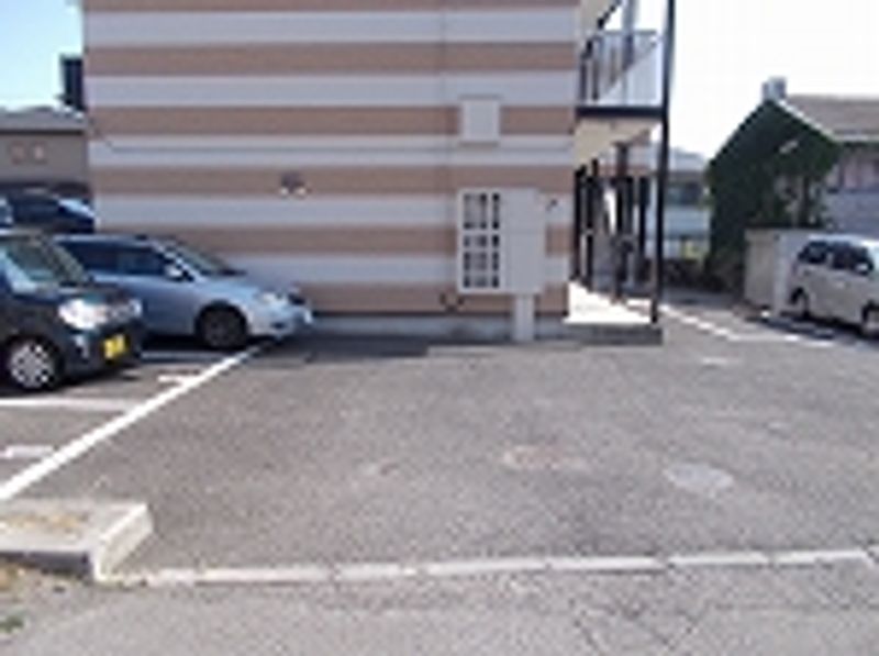 レオパレスわがやハイツ 駐車場