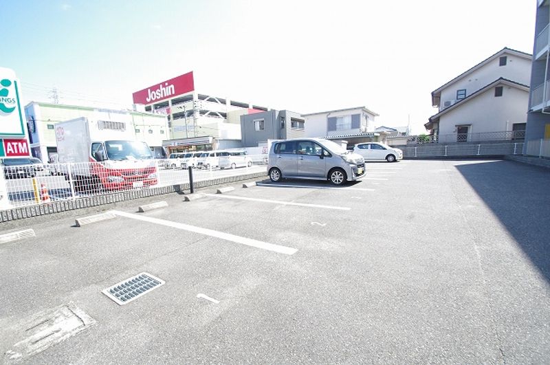 レオパレスメルツェⅣ 駐車場