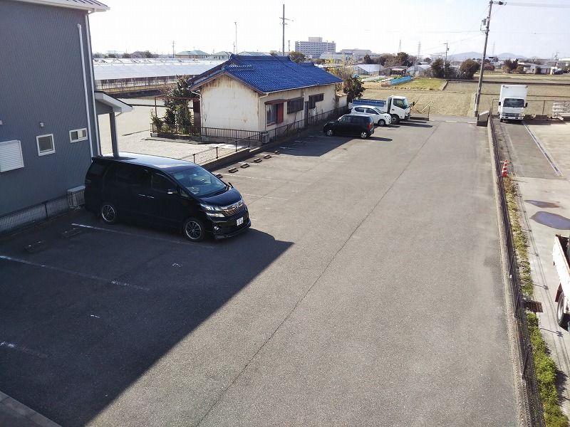 レオパレスドラゴン 駐車場