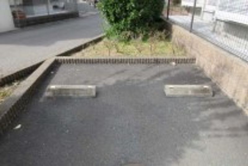 レオパレスコーポ丸喜 駐車場