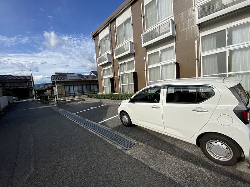 レオパレスアムール田野浦 駐車場
