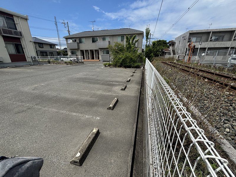 レオネクスト暁 駐車場