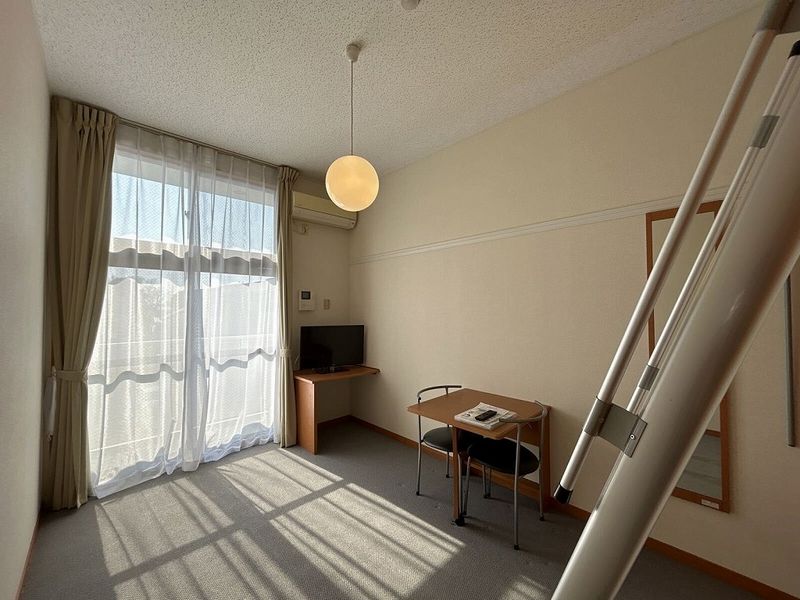 レオパレスグランプラス 居間