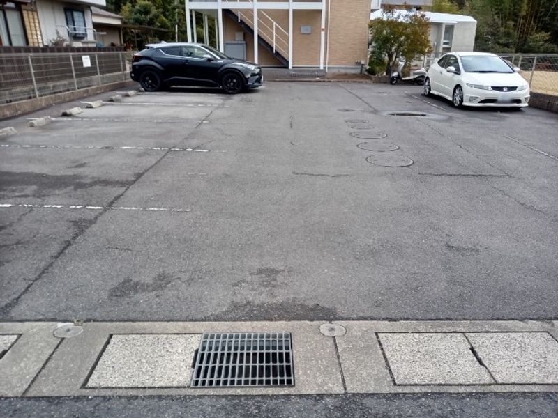 レオパレス八草 駐車場