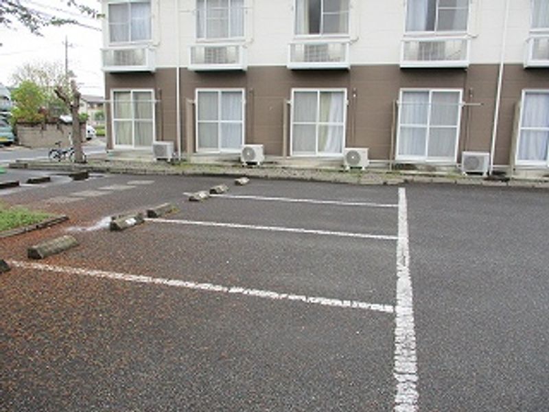 レオパレスアラモード 駐車場