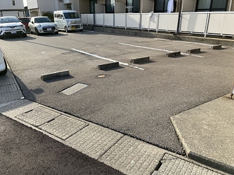レオパレス東金沢 駐車場