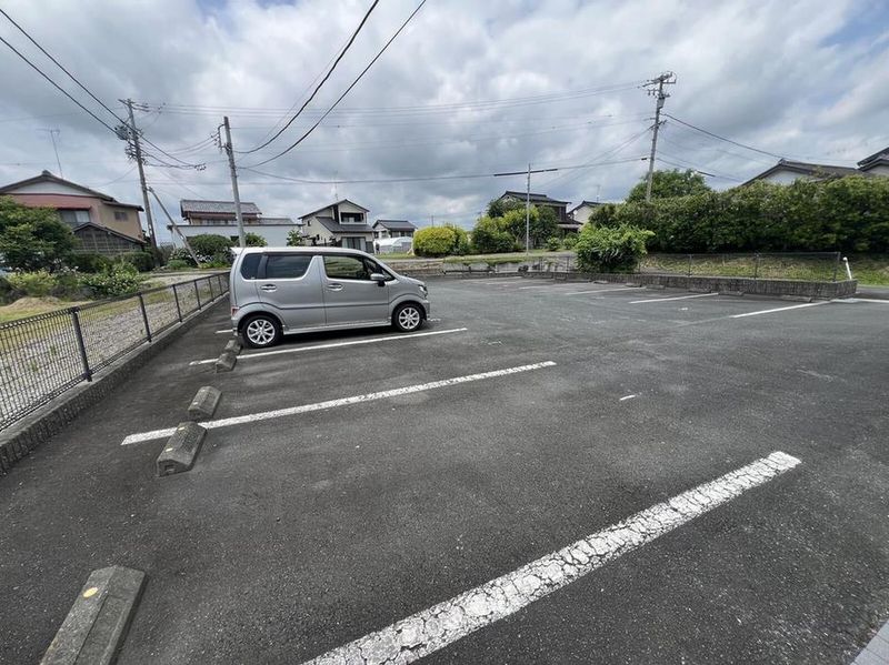 レオパレスクレシア 駐車場