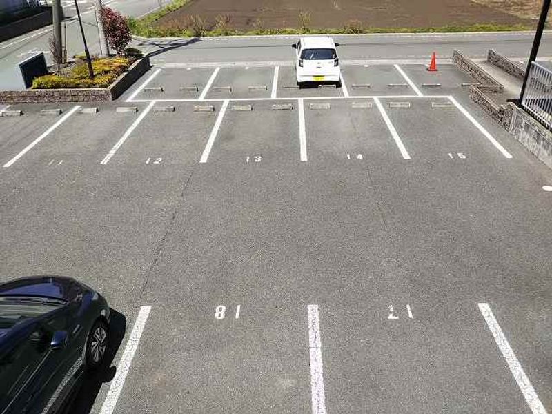 レオパレスミリオンベル 駐車場