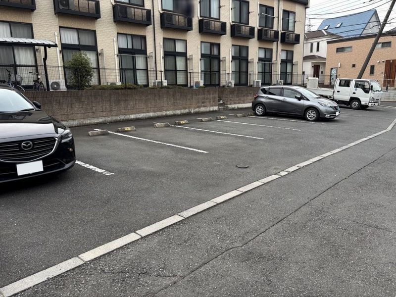 レオパレスコンフォート佐藤 駐車場