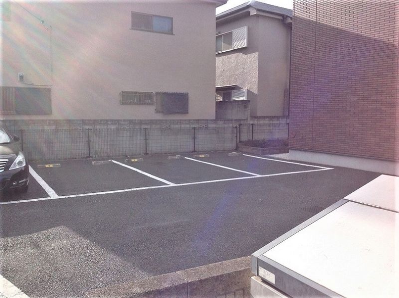 レオネクスト和 駐車場
