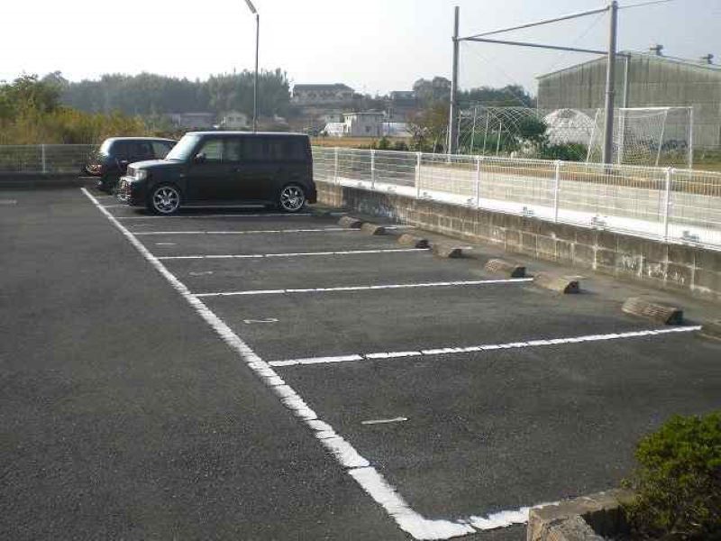 レオパレスわかみや 駐車場