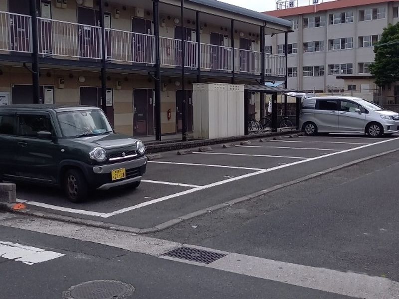 レオパレスエテルナ 駐車場