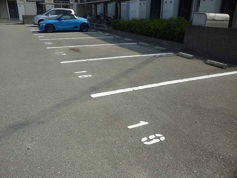 レオネクストタカス弐番館 駐車場