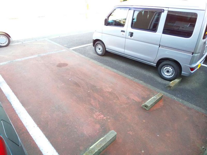 レオパレスプリーマ　グリュック 駐車場