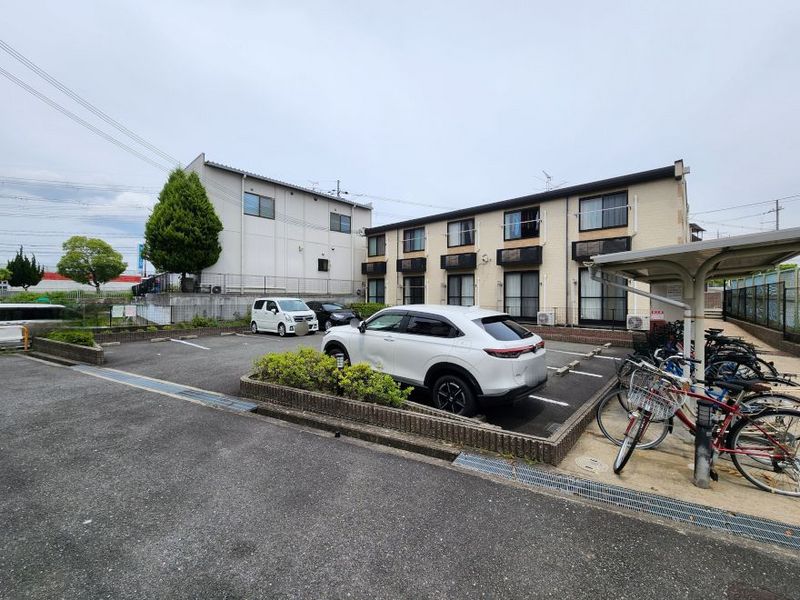 レオパレスかどや 駐車場