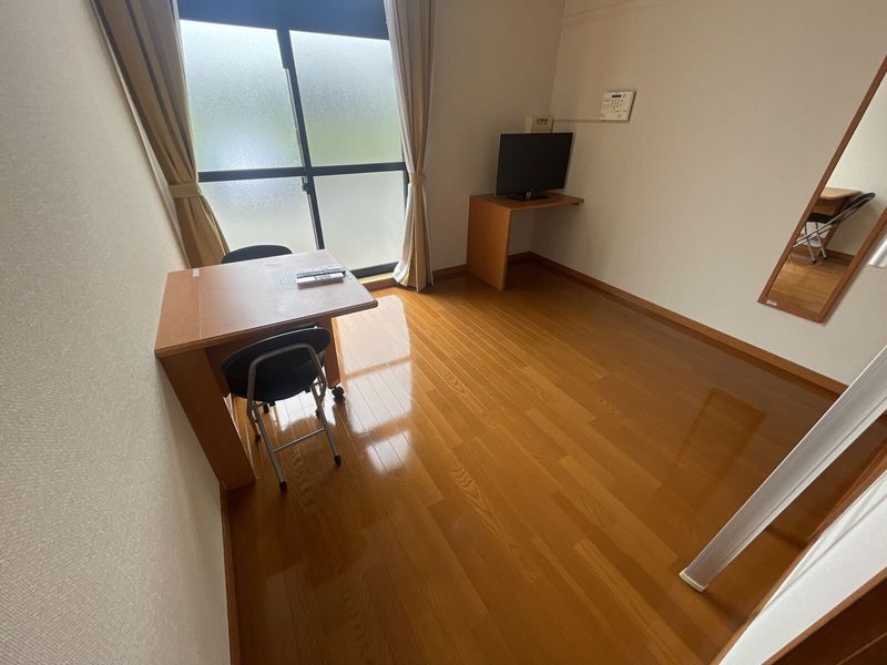 レオパレスピュア高松 居間