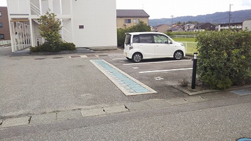 レオパレスグレイスコート 駐車場
