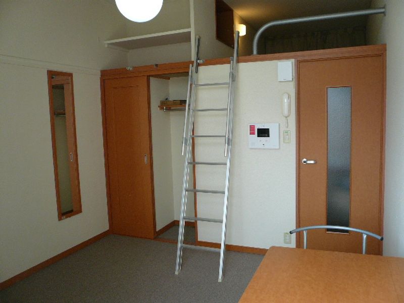 レオパレスクリア神野 居間