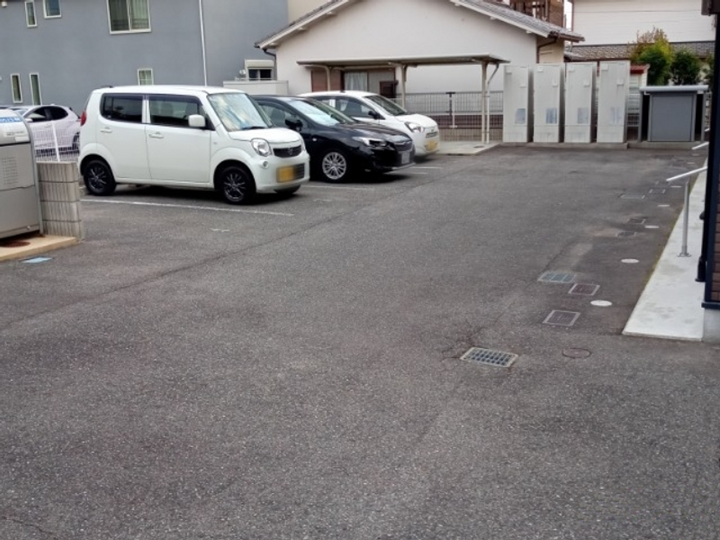 レオネクストカーサ 駐車場
