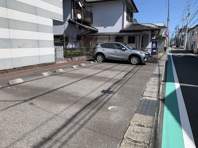 レオパレスアデッソⅤ 駐車場