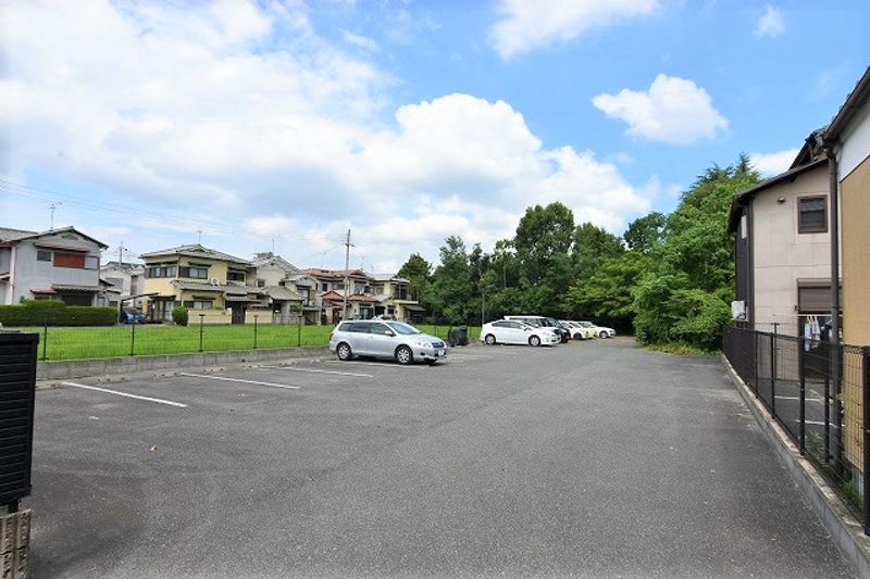 レオパレスフローラ 駐車場