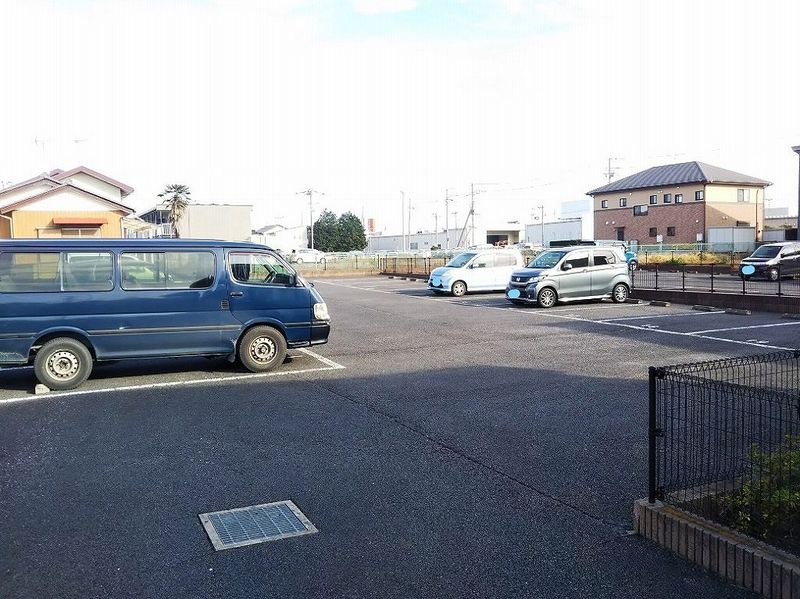 レオパレスやまゆり 駐車場