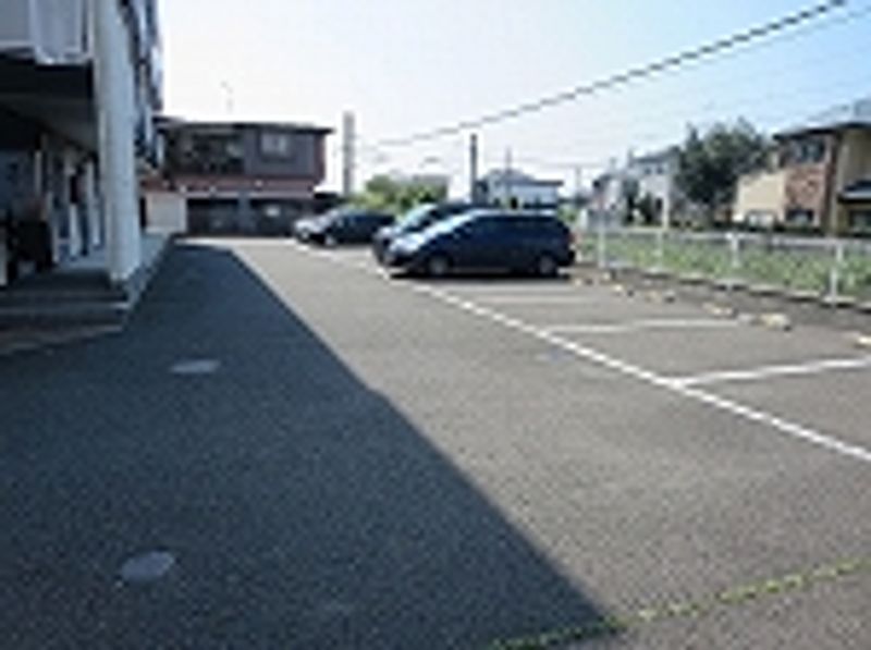 レオパレスコスモスバル 駐車場